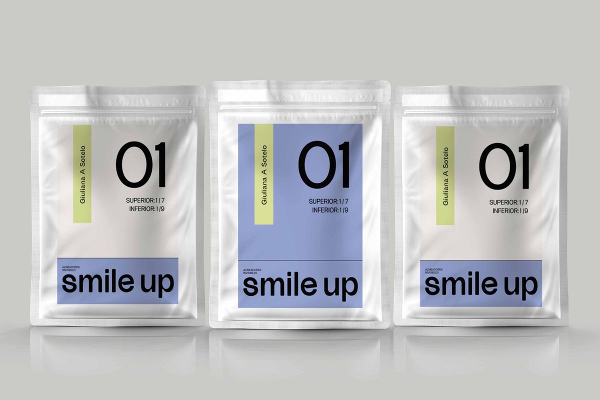 Tres sobres de alineadores con la marca Smile Up